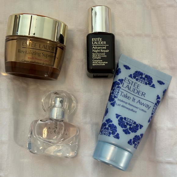 Estee Lauder makeup Bag / products.  NWT - Picture 6 of 14